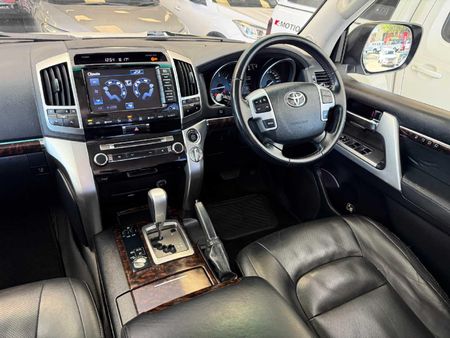 2015-Toyota-Land-Cruiser-200-45-D-V8-VX-Auto_15