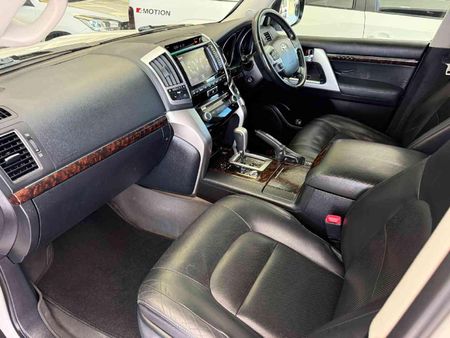 2015-Toyota-Land-Cruiser-200-45-D-V8-VX-Auto_16