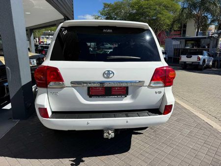 2015-Toyota-Land-Cruiser-200-45-D-V8-VX-Auto_4