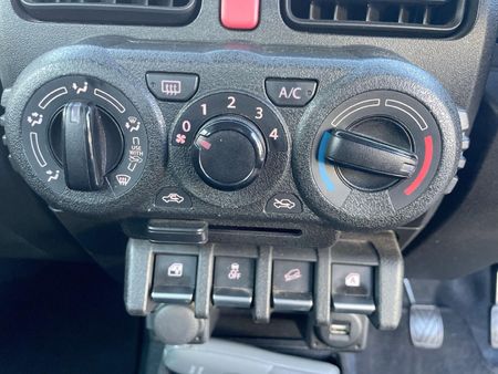 2022-Suzuki-Jimny-15-GL_18