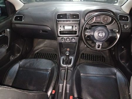 2011-Volkswagen-Polo-16-Trendline_9