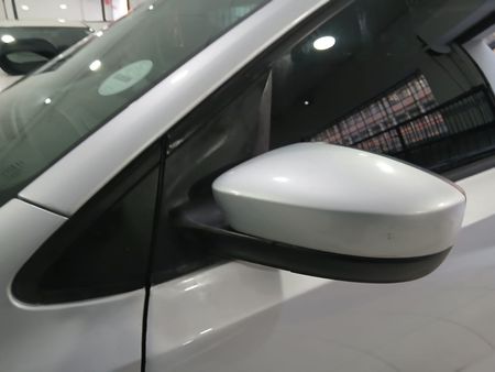 2011-Volkswagen-Polo-16-Trendline_10