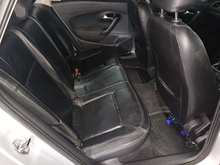 2011-Volkswagen-Polo-16-Trendline_11