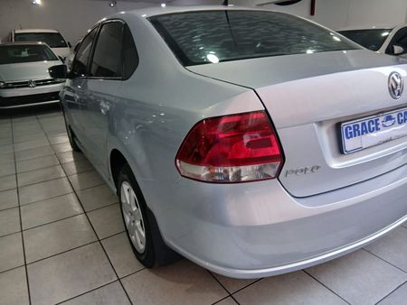 2011-Volkswagen-Polo-16-Trendline_12
