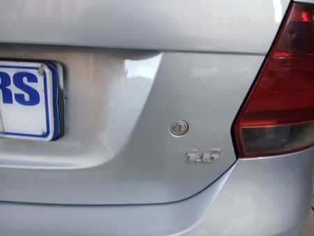 2011-Volkswagen-Polo-16-Trendline_13