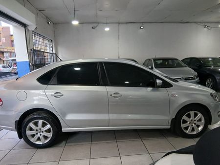 2011-Volkswagen-Polo-16-Trendline_14