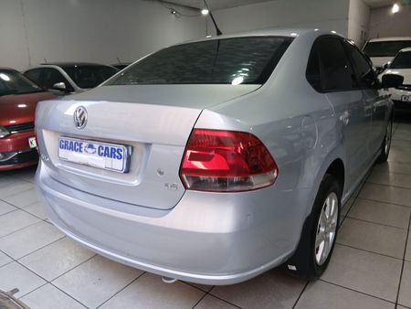 2011-Volkswagen-Polo-16-Trendline_15