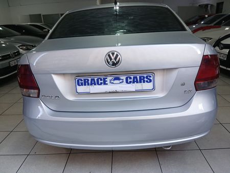 2011-Volkswagen-Polo-16-Trendline_16