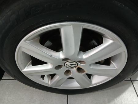 2011-Volkswagen-Polo-16-Trendline_17