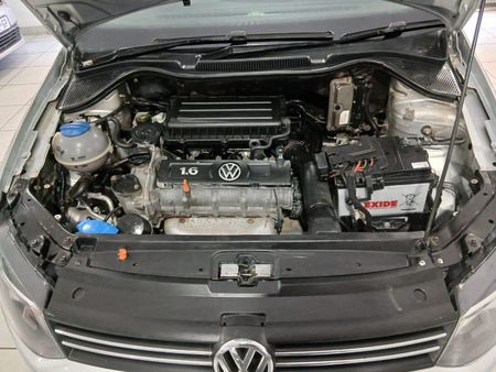 2011-Volkswagen-Polo-16-Trendline_18