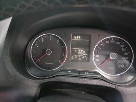 2011-Volkswagen-Polo-16-Trendline_3