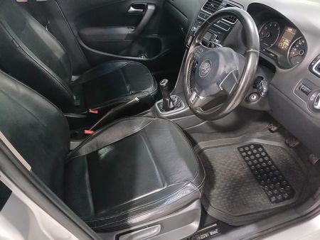 2011-Volkswagen-Polo-16-Trendline_4