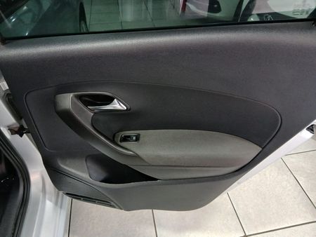 2011-Volkswagen-Polo-16-Trendline_5
