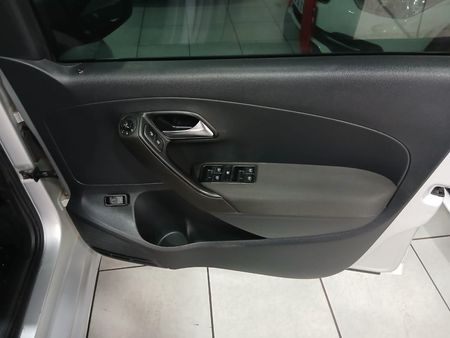2011-Volkswagen-Polo-16-Trendline_6