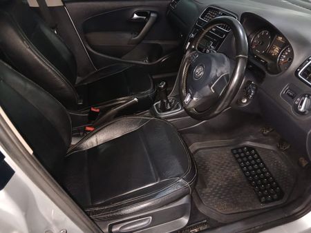 2011-Volkswagen-Polo-16-Trendline_7