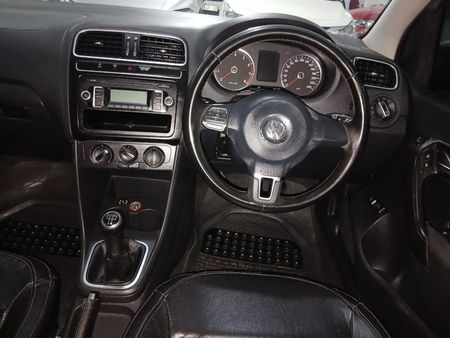 2011-Volkswagen-Polo-16-Trendline_8
