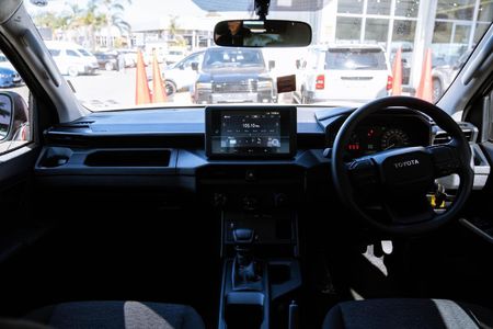 2026-Toyota-Hilux-28-GD-6-RB-SRX-Auto-Double-Cab_13