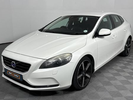 2014-Volvo-V40-T3-Essential_0