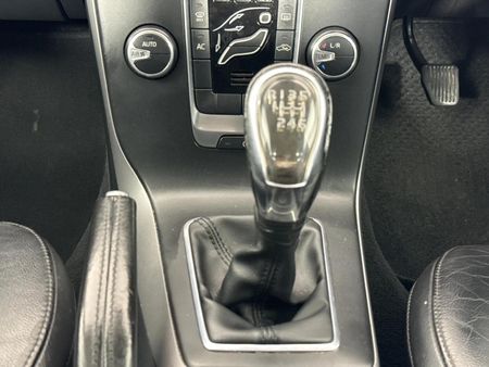 2014-Volvo-V40-T3-Essential_10