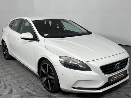 2014-Volvo-V40-T3-Essential_16