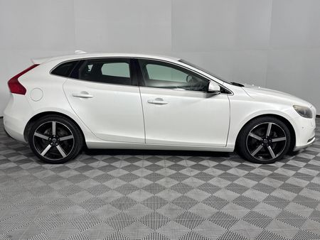 2014-Volvo-V40-T3-Essential_17
