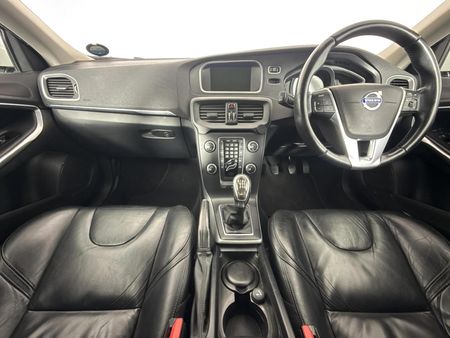 2014-Volvo-V40-T3-Essential_1