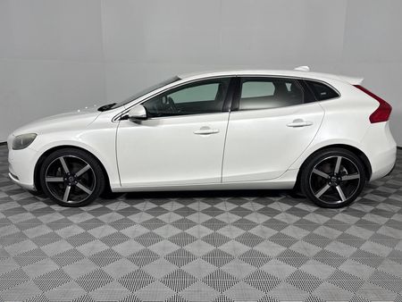 2014-Volvo-V40-T3-Essential_19