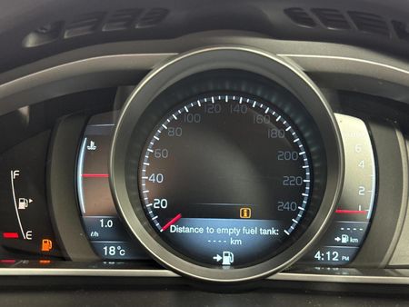 2014-Volvo-V40-T3-Essential_2