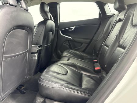 2014-Volvo-V40-T3-Essential_3