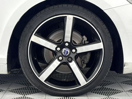 2014-Volvo-V40-T3-Essential_5