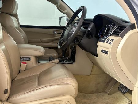 2011-Lexus-LX-570_9