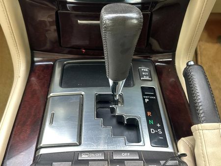 2011-Lexus-LX-570_10