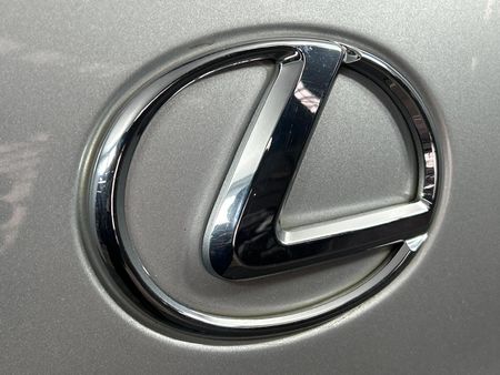 2011-Lexus-LX-570_11