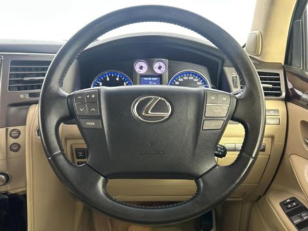 2011-Lexus-LX-570_12