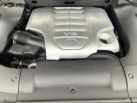 2011-Lexus-LX-570_13