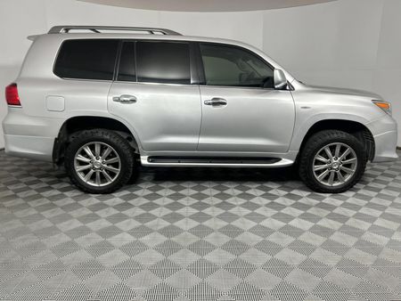 2011-Lexus-LX-570_17