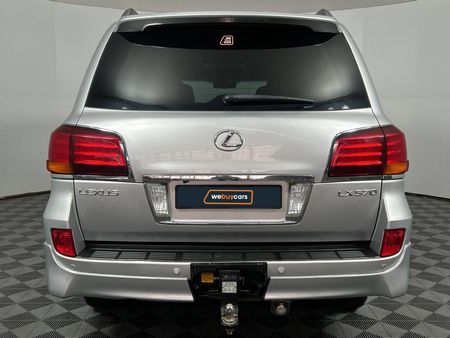 2011-Lexus-LX-570_18