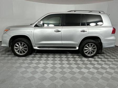 2011-Lexus-LX-570_19
