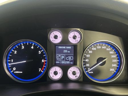 2011-Lexus-LX-570_2