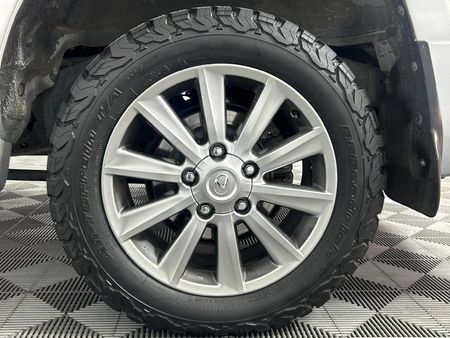 2011-Lexus-LX-570_6