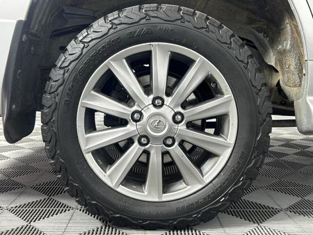 2011-Lexus-LX-570_7