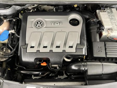 2012-Volkswagen-Touran-20-TDI-Trendline-Auto_12