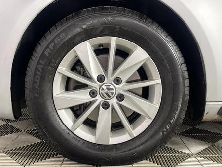 2012-Volkswagen-Touran-20-TDI-Trendline-Auto_4