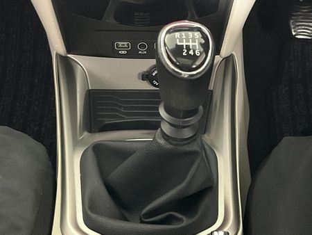 2021-Mahindra-XUV-300-15D-W8_10