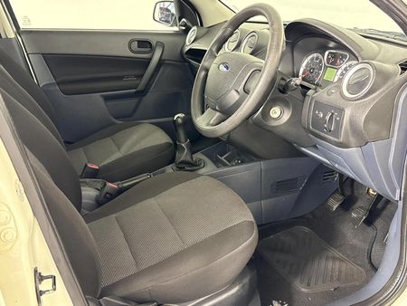 2014-Ford-Ikon-16-Ambiente_9