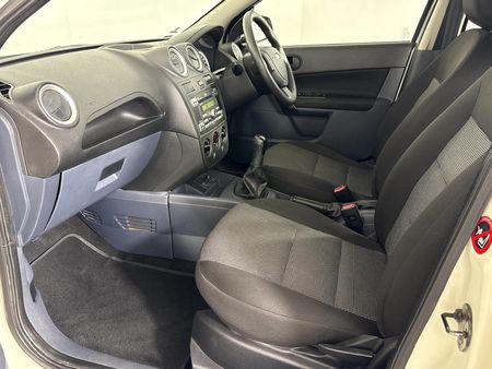 2014-Ford-Ikon-16-Ambiente_8
