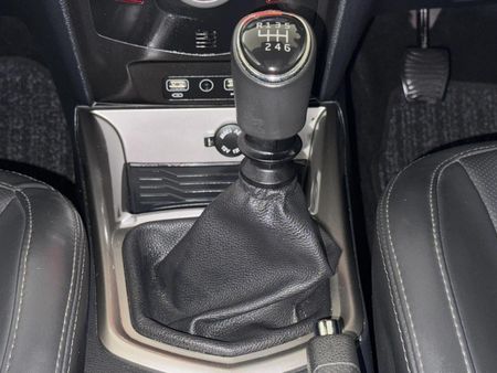 2022-Mahindra-XUV-300-15D-W8_10