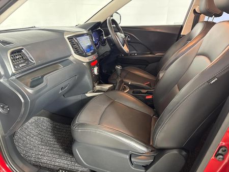 2022-Mahindra-XUV-300-15D-W8_8