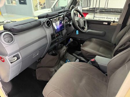 2023-Toyota-Land-Cruiser-76-45-D-V8-Station-Wagon_9
