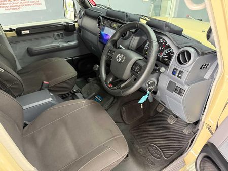 2023-Toyota-Land-Cruiser-76-45-D-V8-Station-Wagon_12